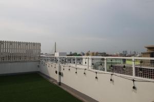 Balkón nebo terasa v ubytování Baan Nampetch Hostel