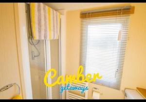 Ванная комната в SP90 - Camber Sands Holiday Park - Dog Friendly +8 фотографий