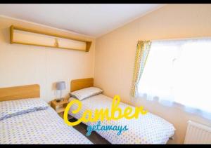 Кровать или кровати в номере SP90 - Camber Sands Holiday Park - Dog Friendly