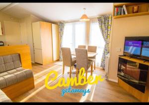 Телевизор и/или развлекательный центр в SP90 - Camber Sands Holiday Park - Dog Friendly