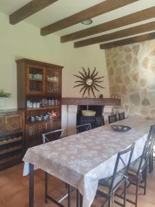 una sala da pranzo con un tavolo e alcune sedie di Aldea de Cabañeros a El Robledo