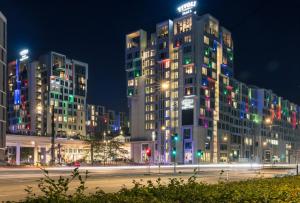 dois edifícios altos numa cidade à noite em Tivoli Hotel em Copenhaga