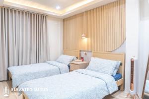 Postel nebo postele na pokoji v ubytování Elevated Suites Tagaytay