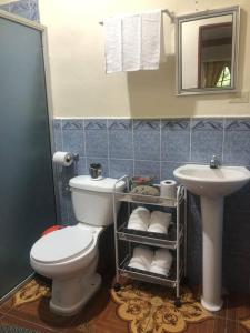 Ένα μπάνιο στο Inner peace-apartamento con piscina en Surf City +8 φωτογραφίες