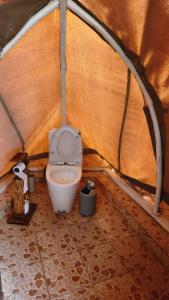 een kleine badkamer met een toilet in een tent bij Little Amanya Camp in Amboseli +37 foto's