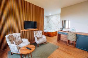 TV a/nebo společenská místnost v ubytování Mysia Olympos Hotel