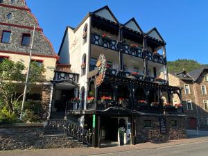 科赫姆Hotel Altes Winzerhaus的街道上带阳台的建筑