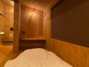 Postel nebo postele na pokoji v ubytování ゲストハウス コワーキングスペース kuzume Base TOMARUKU + 6 fotografií