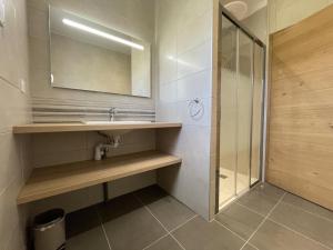 un baño con lavabo y ducha en Menta, en Irouléguy 27 fotos más