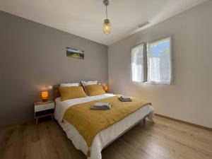Un dormitorio con una cama con dos lámparas encima. en Menta, en Irouléguy