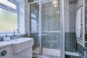 une salle de bain avec lavabo et douche dans l'établissement Longview - 4 Bedroom Holiday Home - Pembroke Dock, à Pembroke Dock 54 autres photos