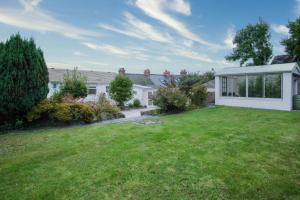 une grande cour avec une maison blanche dans l'établissement Longview - 4 Bedroom Holiday Home - Pembroke Dock, à Pembroke Dock