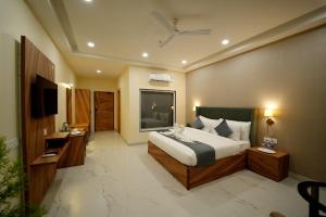Rúm í herbergi á DN Resort Dharamshala