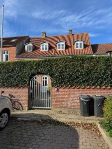a brick building with a gate in front of it at Korsbrødregade 12 in Ribe