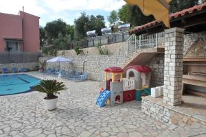 Bazén v ubytovaní Kerkyra Beach Hotel & Apartments alebo v jeho blízkosti