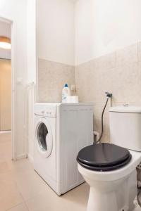 La salle de bains est pourvue de toilettes et d'un lave-linge. dans l'établissement Studio hyper-centre avec parking, à Libourne