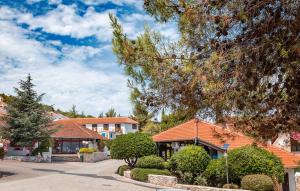 a group of houses with trees and bushes at Mobilheim ANDREA wunderschöne Ferienwohnung direkt am Meer in Jezera