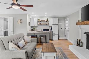 Una sala de estar con un sofá y una cocina. en The Country Cottage of Franklin, TN, en Franklin 15 fotos más