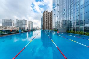 Bazén v ubytování ONESS Executive Hotel Guangzhou Huangpu Luogang nebo v jeho okolí