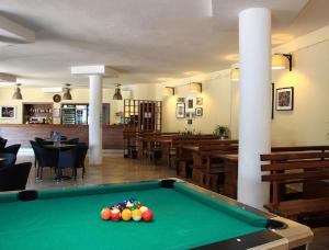 a pool table in a room with a restaurant at Mobilheim ANDREA wunderschöne Ferienwohnung direkt am Meer in Jezera