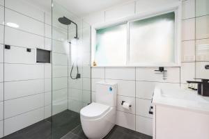Un baño blanco con inodoro y lavabo. en Hope Cottage Tamborine Mountain, en Mount Tamborine 34 fotos más