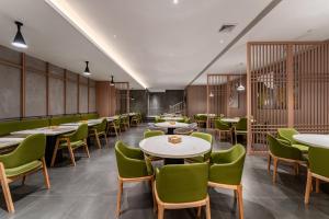 ONESS Executive Hotel Guangzhou Huangpu-Free Shuttle Bus from 15th October to 5th November的休息区