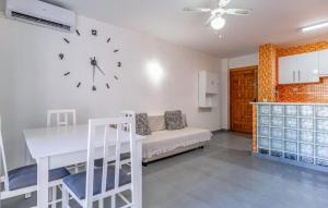 Η κουζίνα ή μικρή κουζίνα στο 2 Bedroom Cozy Apartment In Almunecar