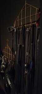 eine Gruppe von Schirmen, die auf einem Gestell hängen in der Unterkunft "BLACQ ROOM" Luxe, balnéo, sauna 50 nuances de grey in Boeschèpe