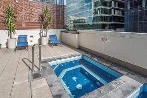 una piscina en la azotea de un edificio en Stylish City Getaway with Pool Gym Parking, en Brisbane