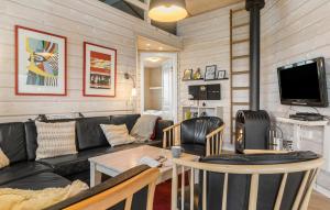 TV/trung tâm giải trí tại Awesome Home In Nordborg With Sauna