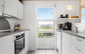 Nhà bếp/bếp nhỏ tại Awesome Home In Nordborg With Sauna