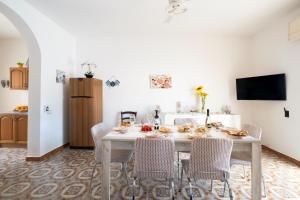 Μια τηλεόραση ή/και κέντρο ψυχαγωγίας στο Villa Heart Island Vista Mare