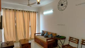 Posezení v ubytování Good Stay 2 BHK With Pool View Apartment 6km from Airport, -805