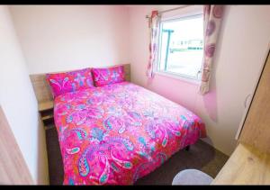 Кровать или кровати в номере SP158 - Camber Sands Holiday Park - 3 Bedrooms - Second Toilet - Decking - Private Parking +6 фотографий