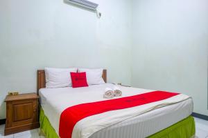 Voodi või voodid majutusasutuse RedDoorz near XT Square Yogyakarta toas