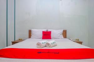 Voodi või voodid majutusasutuse RedDoorz near XT Square Yogyakarta toas