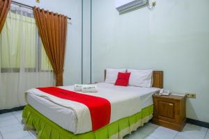 Voodi või voodid majutusasutuse RedDoorz near XT Square Yogyakarta toas