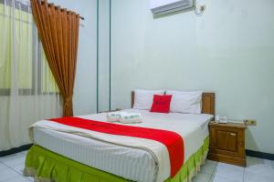 Voodi või voodid majutusasutuse RedDoorz near XT Square Yogyakarta toas