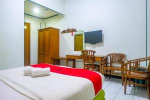 Voodi või voodid majutusasutuse RedDoorz near XT Square Yogyakarta toas