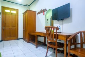 Televiisor ja/või meelelahutuskeskus majutusasutuses RedDoorz near XT Square Yogyakarta