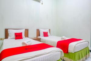 Voodi või voodid majutusasutuse RedDoorz near XT Square Yogyakarta toas