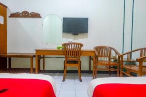 Televiisor ja/või meelelahutuskeskus majutusasutuses RedDoorz near XT Square Yogyakarta