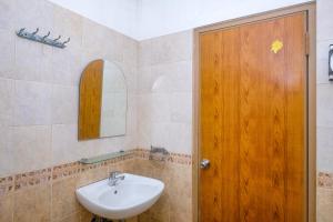 Vannituba majutusasutuses RedDoorz near XT Square Yogyakarta