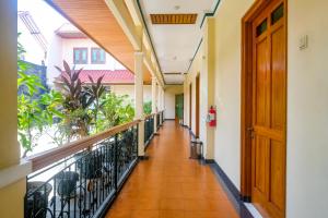Rõdu või terrass majutusasutuses RedDoorz near XT Square Yogyakarta