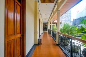 Rõdu või terrass majutusasutuses RedDoorz near XT Square Yogyakarta