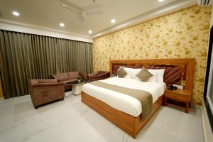 Rúm í herbergi á DN Resort Dharamshala