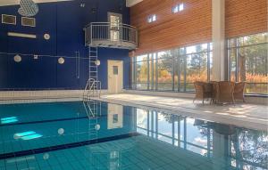 una piscina in un edificio con sedie di Lovely Apartment In Bjorli With Sauna a Bjorli