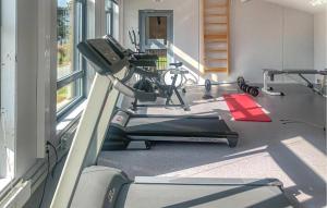 una stanza con una palestra con un tapis roulant di Lovely Apartment In Bjorli With Sauna a Bjorli