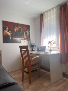 a bedroom with a desk with a chair and a laptop at S4 City Center Bayreuth Balkonwohnung mit Klima in Bayreuth +5 photos