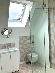 un bagno con doccia, WC e lavandino di Les cabines du bout du monde - Cabine Duplex , votre maison de vacances de haut standing à Crozon a Crozon Altre 28 foto